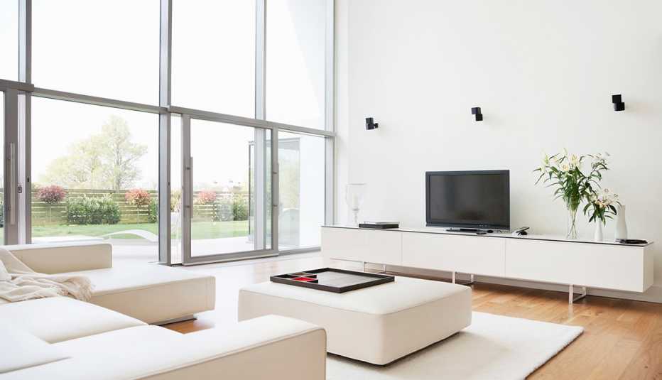 Salón iluminado, sofá y televisor