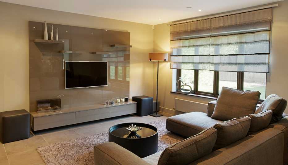 Sala con mobiliario y decoración en colores tierra