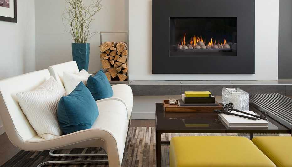 Sala con un sofá y chimenea