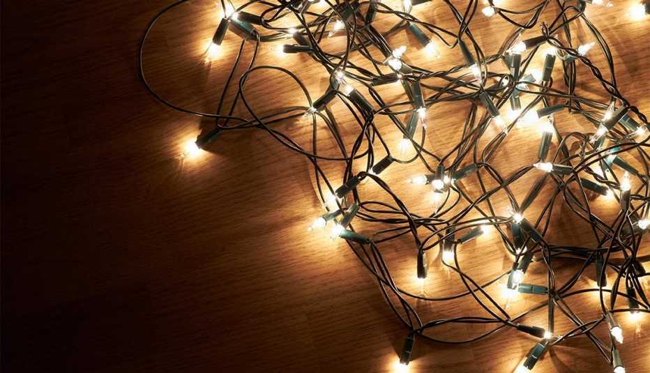Serie de luces navideñas sobre el suelo