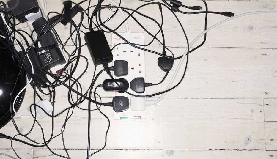 Varios cables enredados y algunos conectados a una regleta