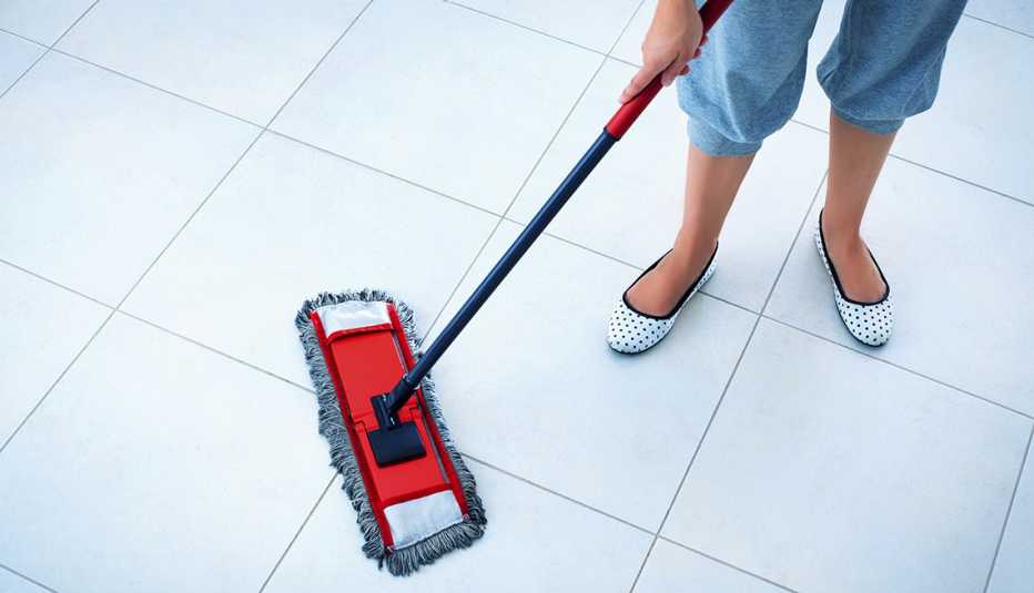 Persona fregando el suelo con un trapero