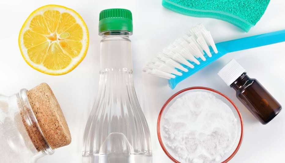 Despliegue de artículos e ingredientes para limpieza