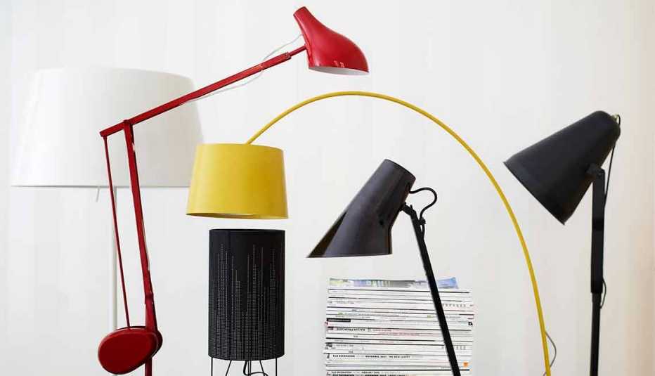 Lámparas decorativas de diversos colores y formas