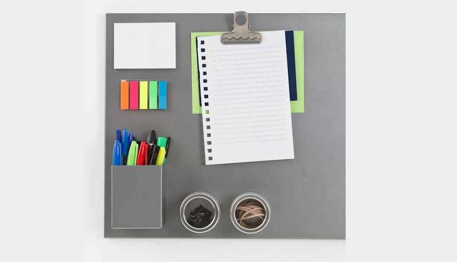 Tablero magnético con diferentes elementos para escritorio