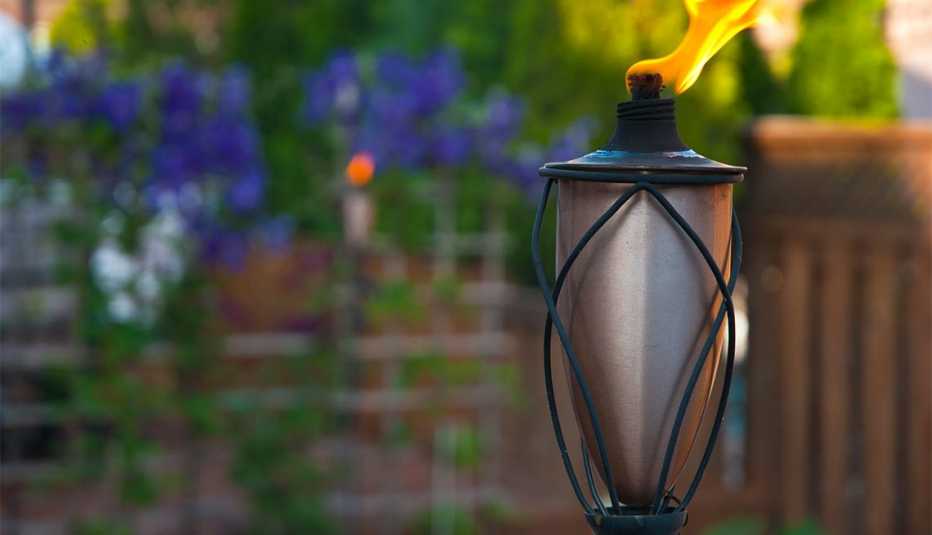Detalle de una antorchas de jardín encendida