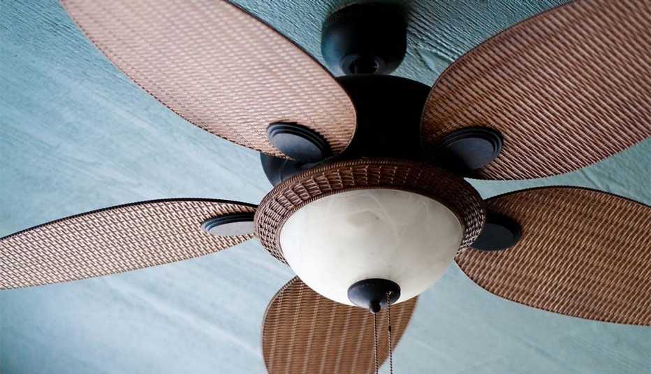 Ventilador de techo con textura de mimbre