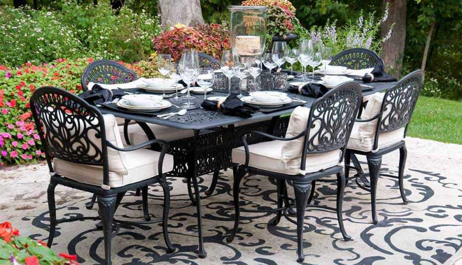 Comedor de jardín sobre una alfombra blanco con negro