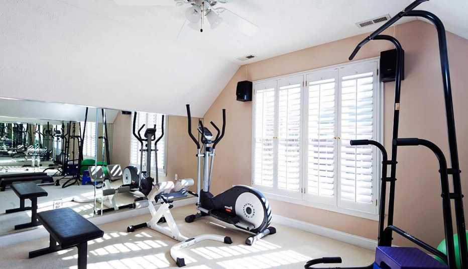 Equipos de gimnasio en una habitación iluminada