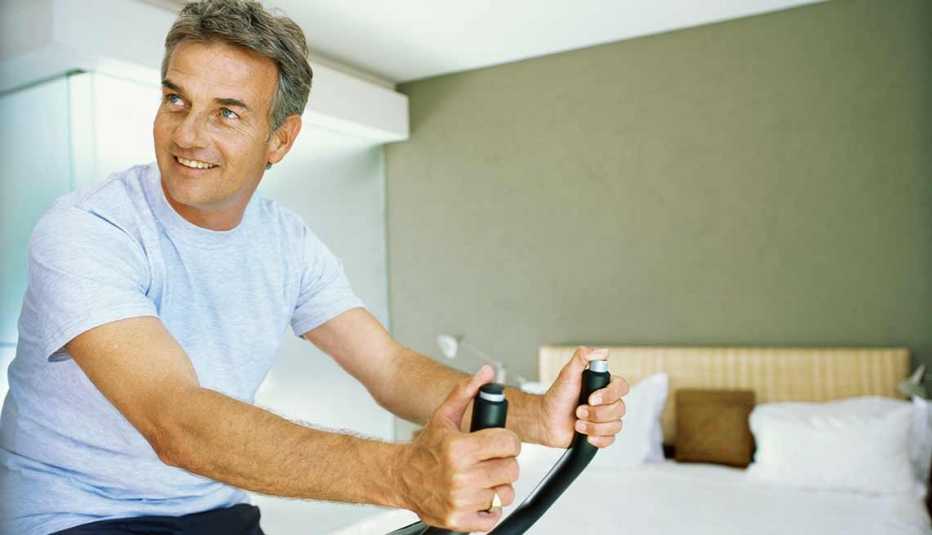 Hombre ejercitándose en una bicicleta estática