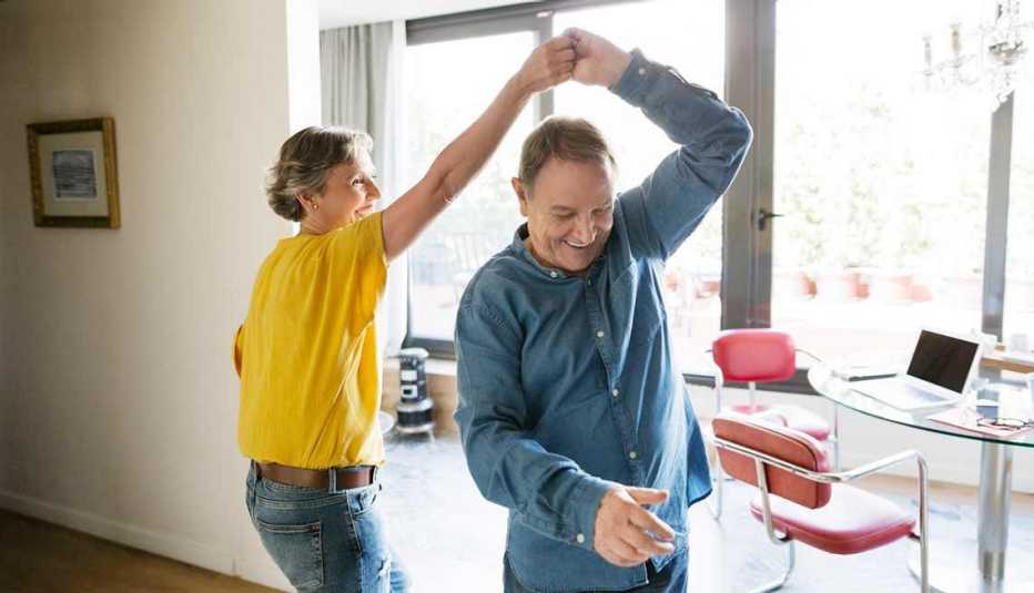 Una pareja bailando en una hiabitación iluminada