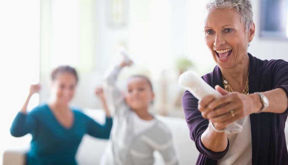 Tres mujeres de distintas generaciones jugando video juegos
