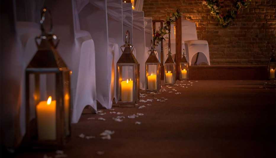 Caminado a un altar iluminado con faroles