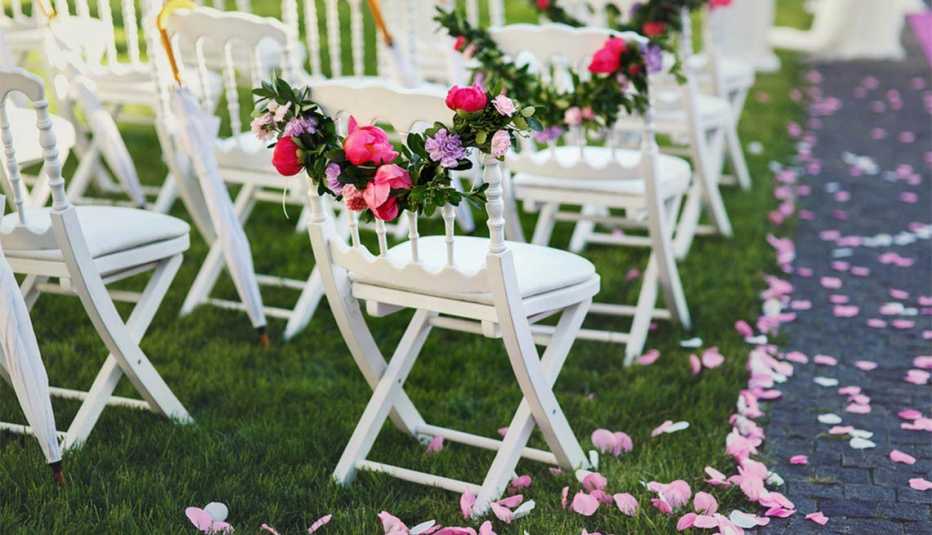 Sillas blancas decoradas con sillas