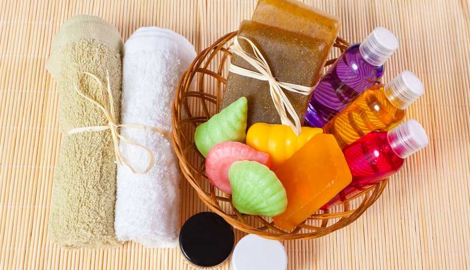 Productos de aseo personal en una canasta