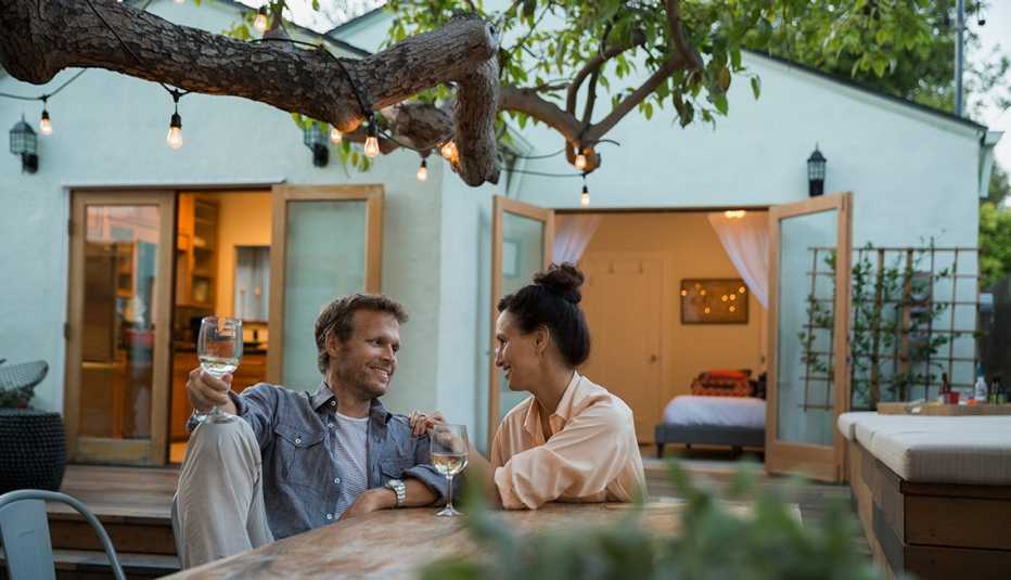 Pareja tomando vino en un patio