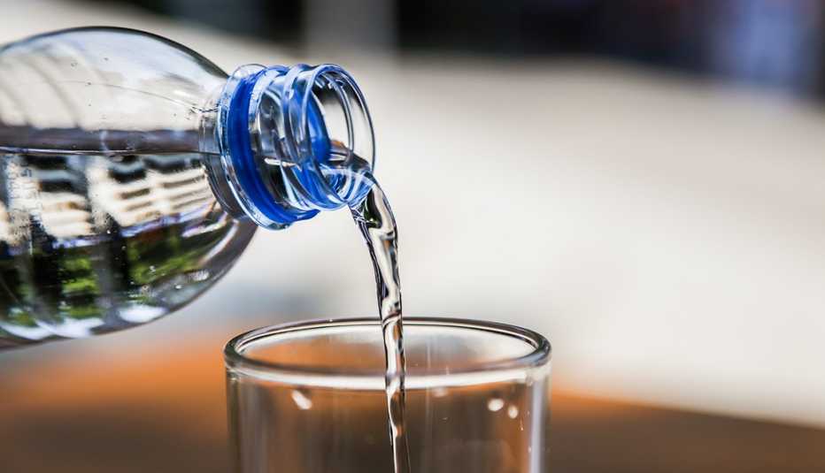 Agua destilada cayendo de una botella