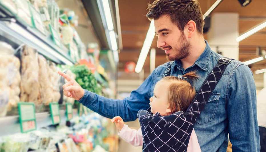 Papá e hijo van de compras en el supermercado