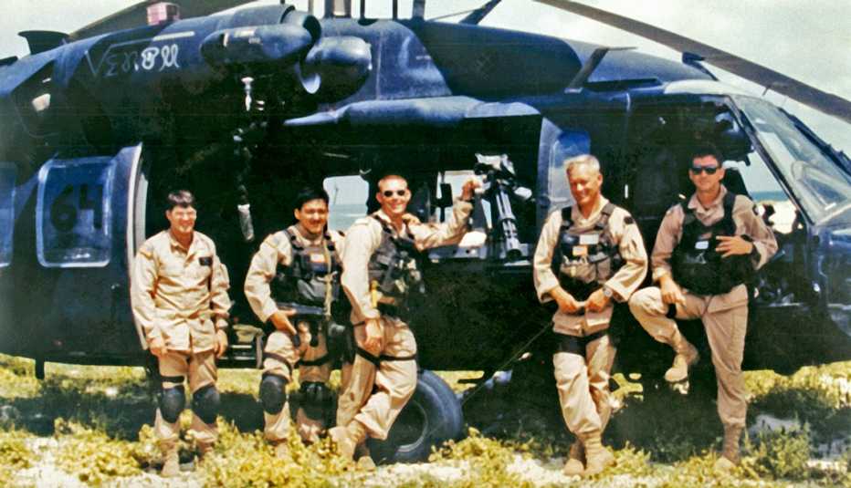 De izquierda a derecha: Winn Mahuron, Tommy Field, Bill Cleveland, Ray Frank y Mike Durant. En Somalia 1993.