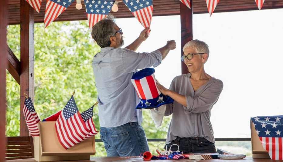 Una pareja decora la casa para celebrar el 4 de julio