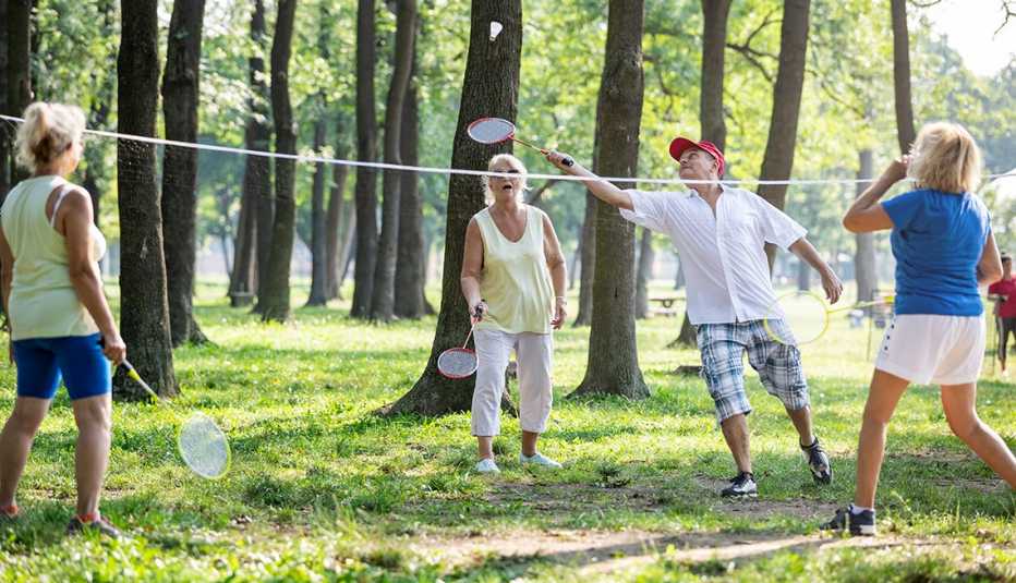 Grupo de personas jugando bádminton