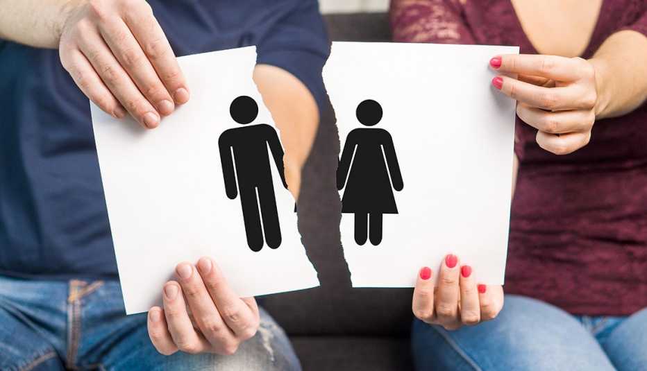 Pareja sostiene dos trozos de papel con símbolo de hombre y mujer