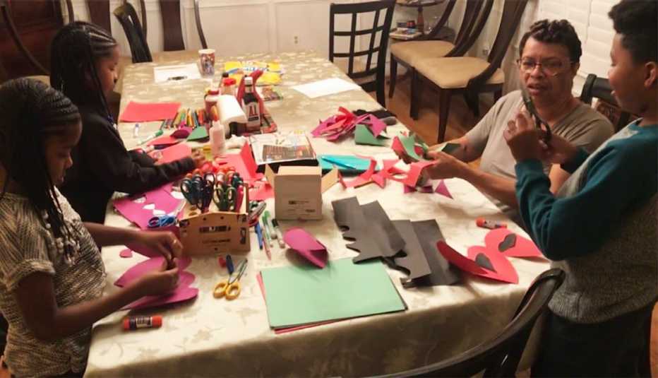 Abuela haciendo manualidades con sus nietos