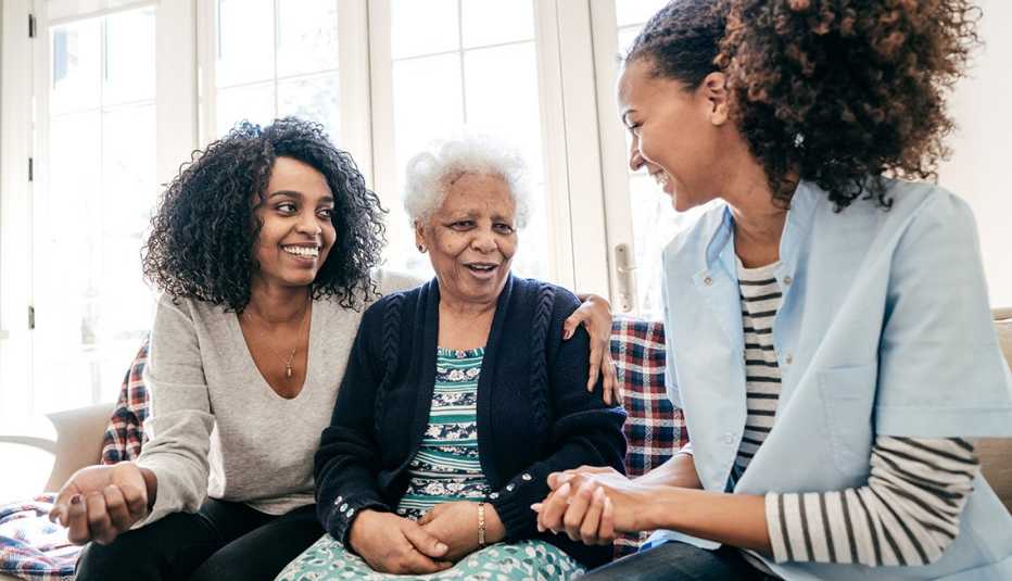  Dos hermanas con su anciana madre