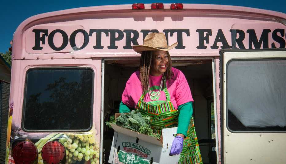 La doctora Cindy Aayers Elliott descarga productos de su granja