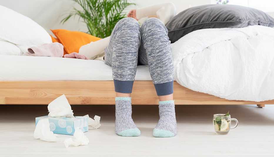Persona enferma acostada en la cama