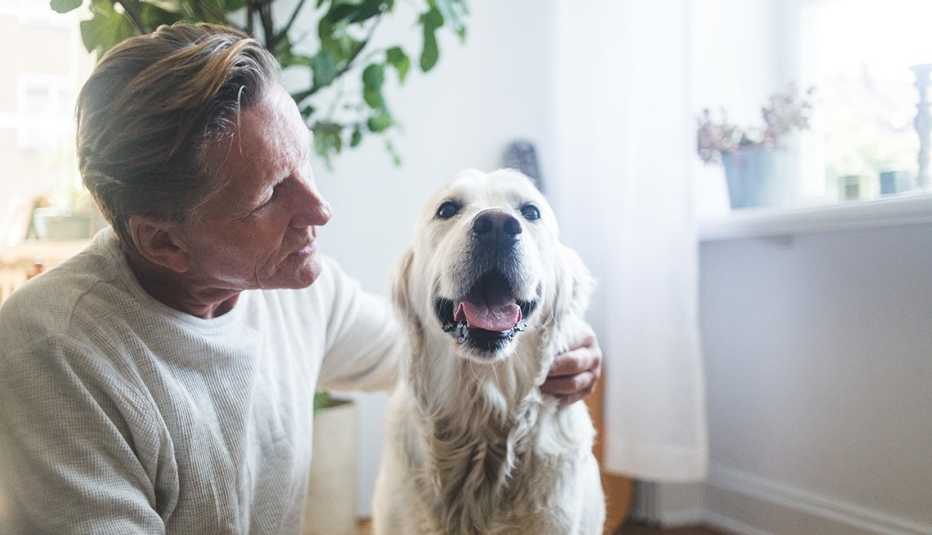 Un hombre mira con cariño a su perro