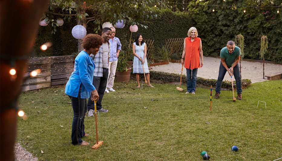 Amigos jugando croquet
