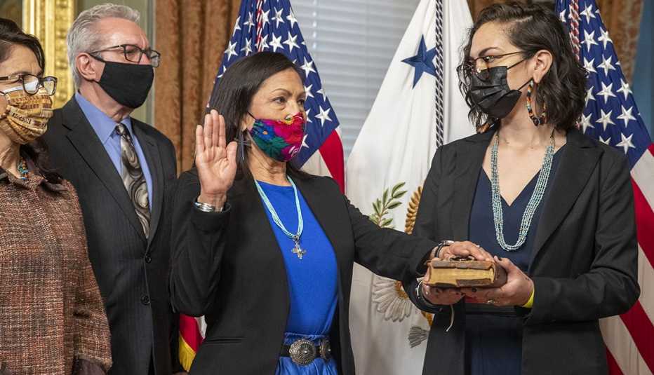 Deb Haaland, durante su juramento en la ceremonia de procesión como secretaria del Interior de Estados Unidos