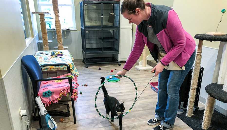 Nikki Lowe trabaja con la gata Pippi
