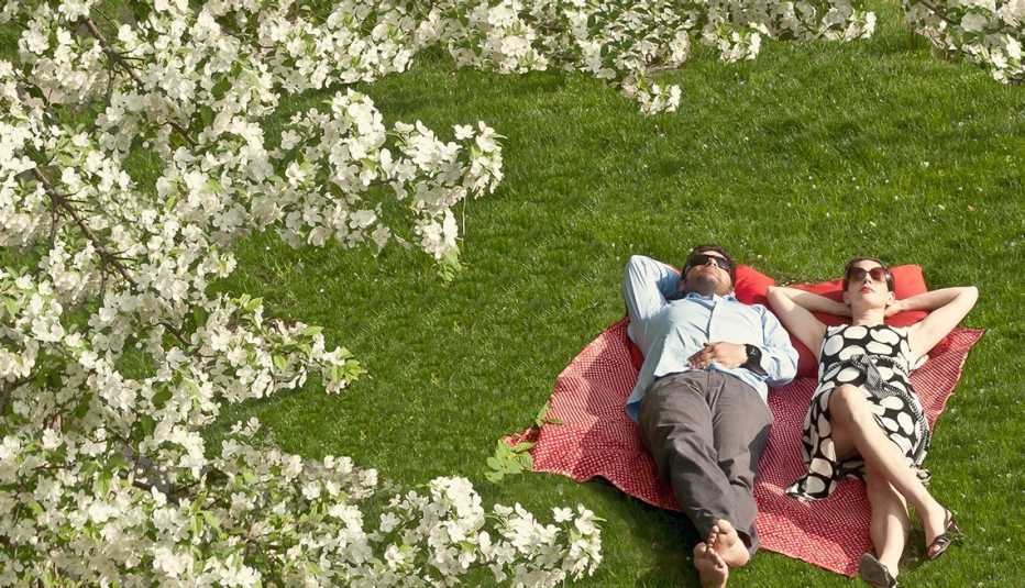 Pareja tomando el sol