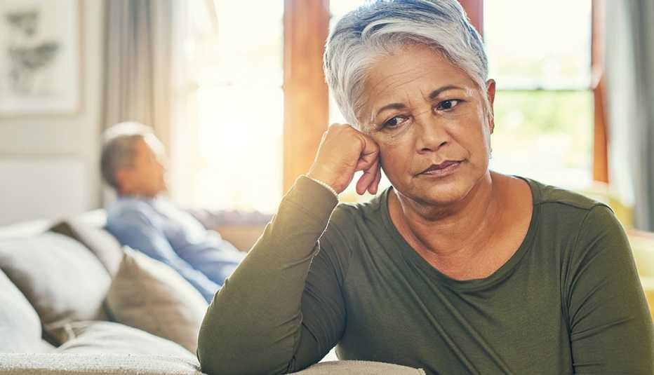 Foto de una pareja en su casa después de tener una discusión
