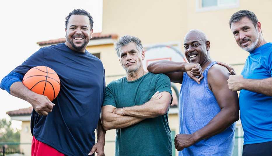 Cuatro hombres vestidos con ropa deportiva