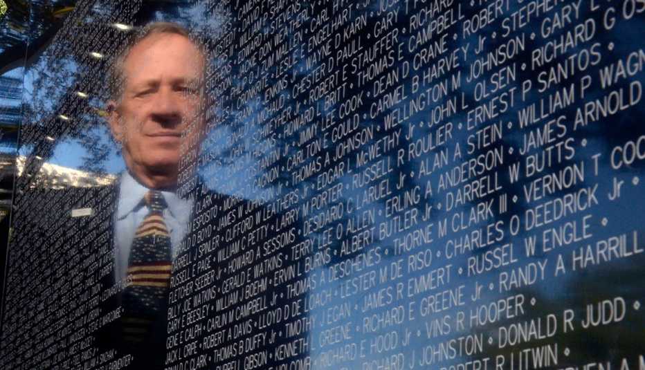 Jan Scruggs se ve reflejado en el Monumento a los Veteranos de Vietnam