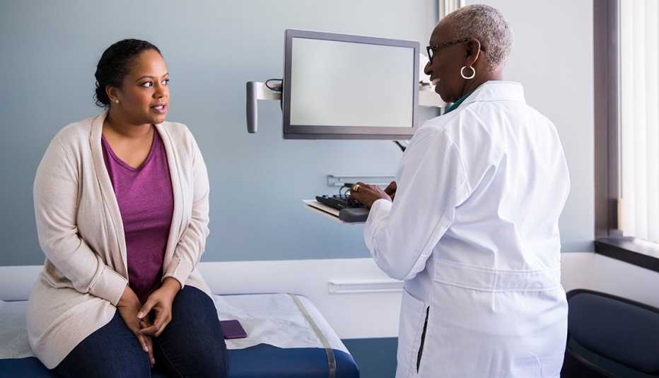 Mujer habla con su doctora