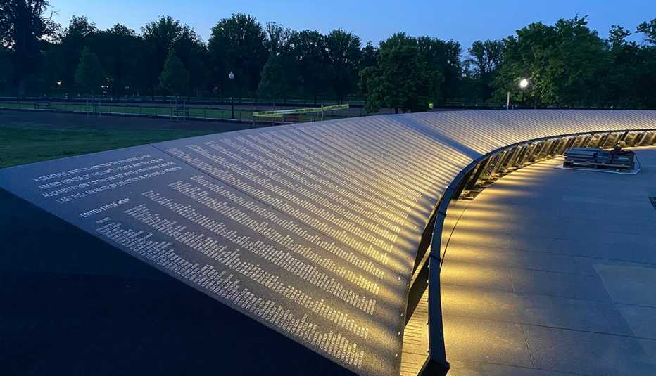 Atardecer donde se puede ver el muro conmemorativo que muestra los nombres de soldados caídos del ejército estadounidense durante la Guerra de Corea