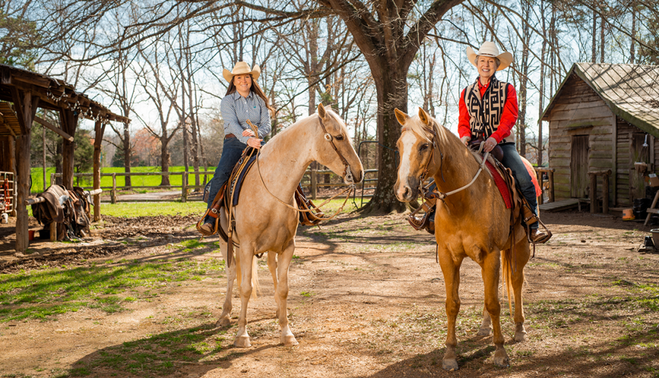 Elizabeth y Jessie montando a caballo