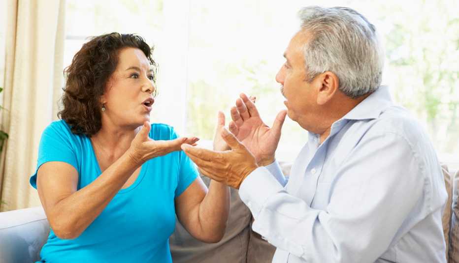Una mujer y un hombre discuten