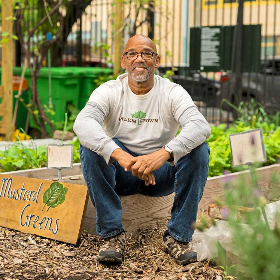 Tony Hillery sentado en el jardín Harlem Grown 