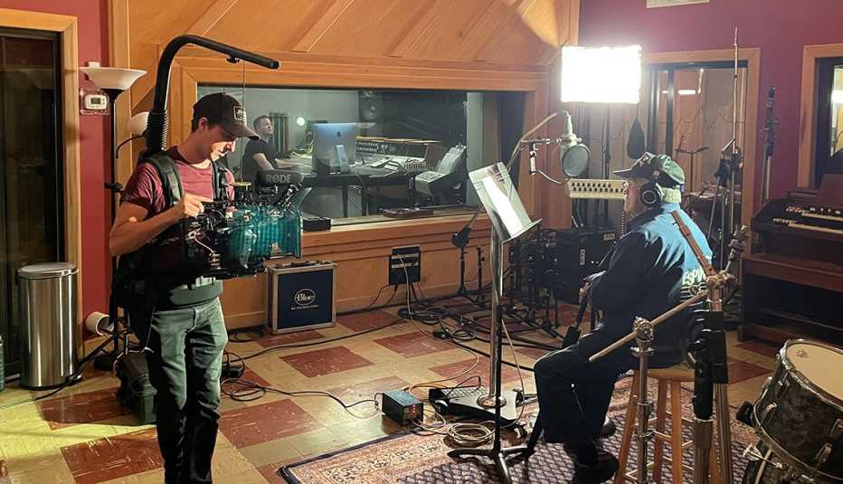 Mike Espinoza en un estudio de grabación en Nashville