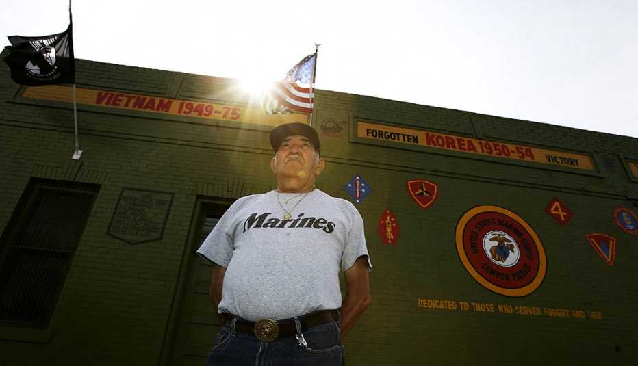 Ray Espinoza frente a uno de sus murales en Denver