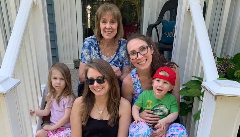 Pamela Addison junto a sus nietos, su madre y su hija