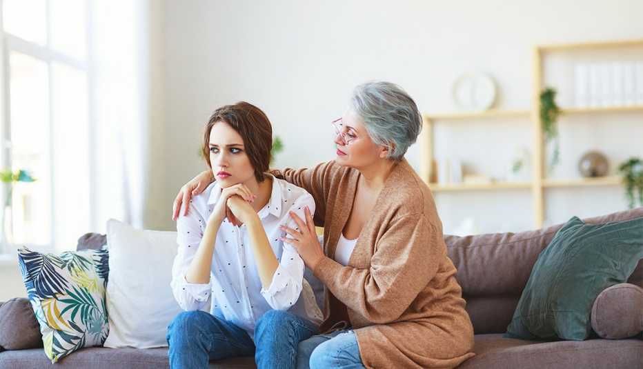 Una madre reconforta a su hija adolescente que parece estresada