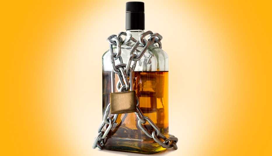 Botella de alcohol amarrada con cadenas