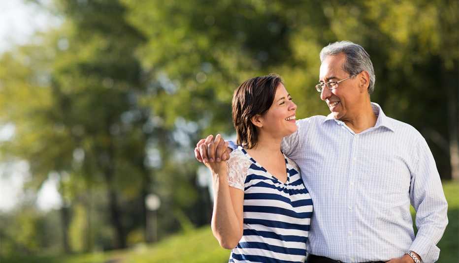Pareja camina en un parque