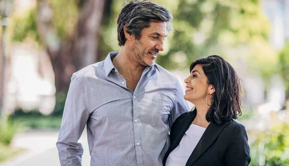 Un hombre y una mujer sonríen mientras se ven mutuamente